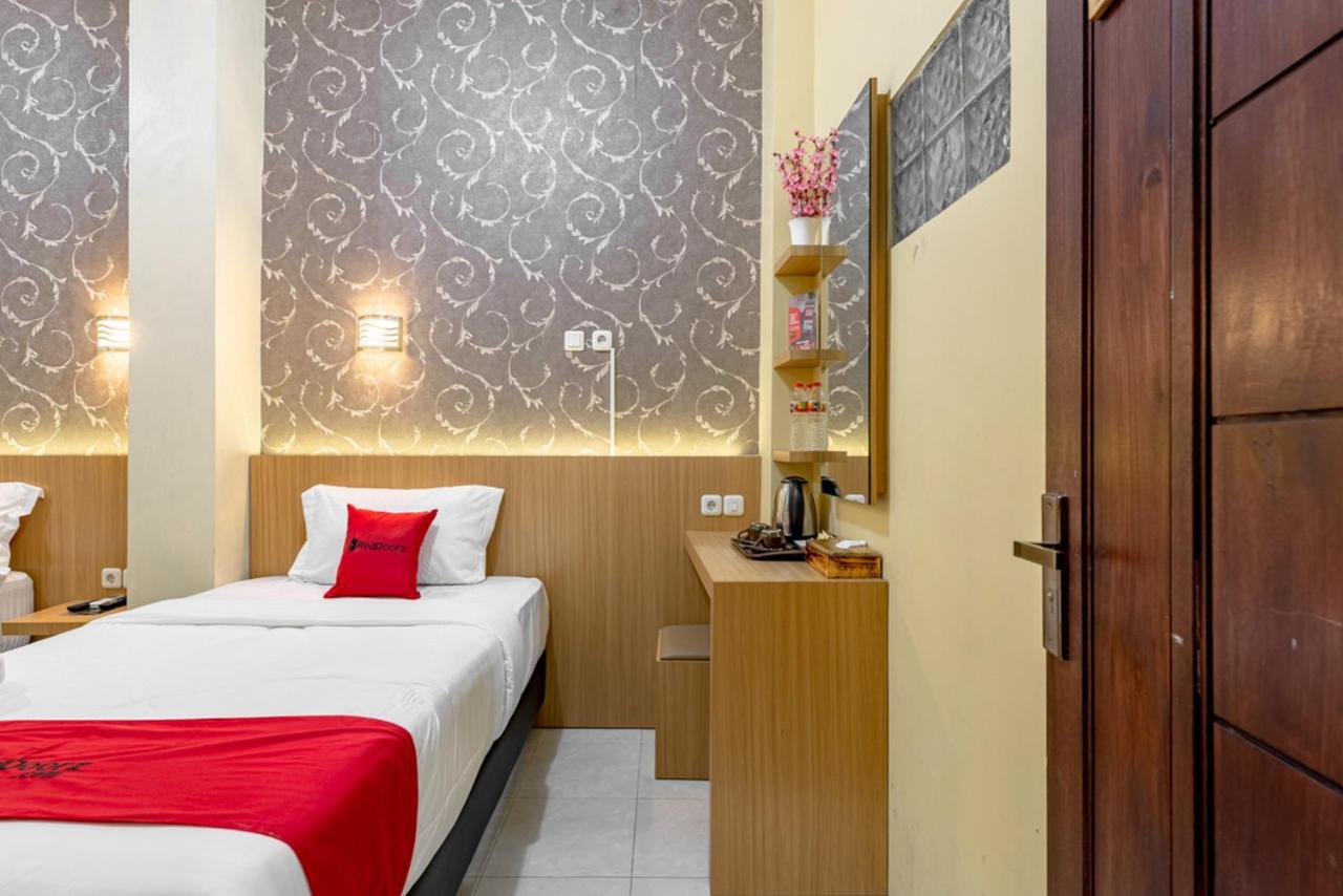 เรดดอร์ซ เนียร์ ไดโน พาร์ค Hotel มะลัง ภายนอก รูปภาพ
