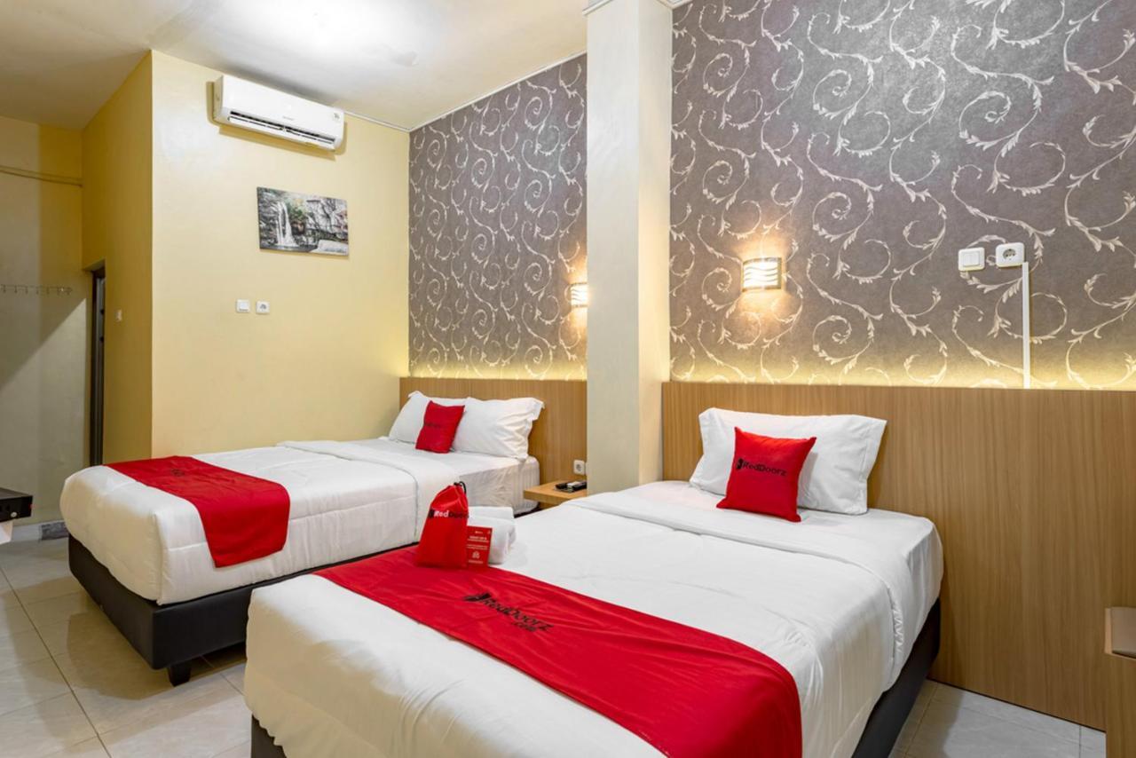 เรดดอร์ซ เนียร์ ไดโน พาร์ค Hotel มะลัง ภายนอก รูปภาพ